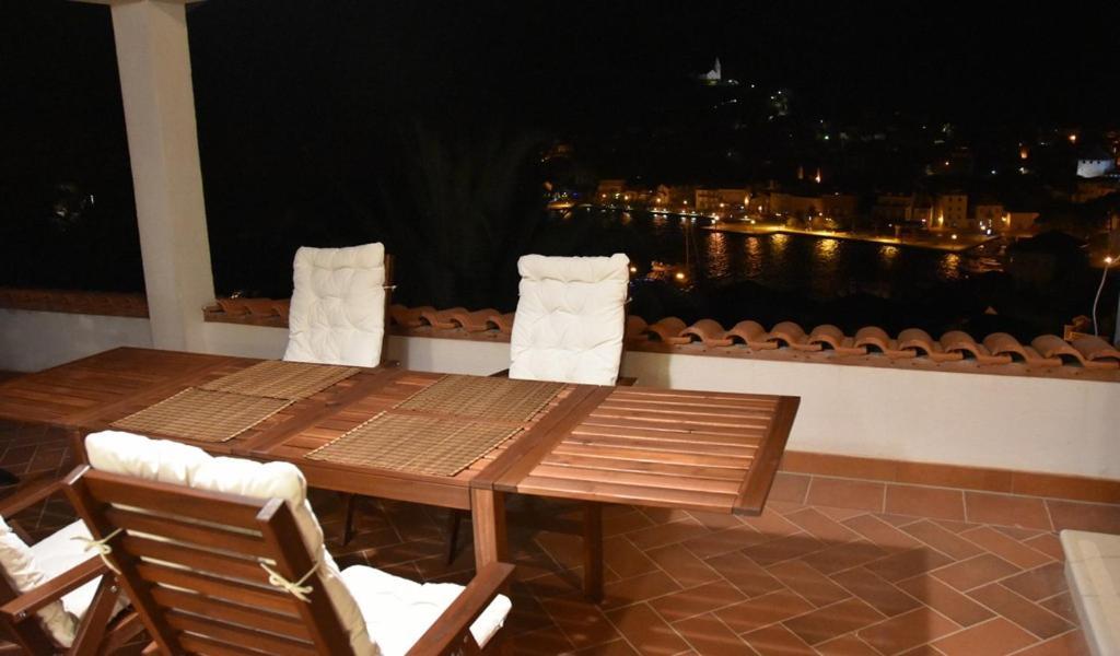 Apartment Bellavista Jelsa 2+2